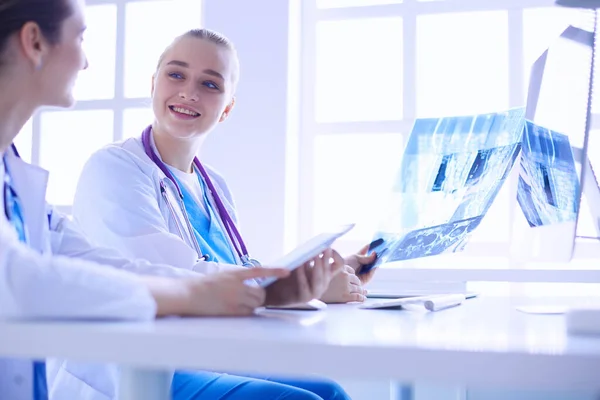Hastanede Bilgisayarla Çalışan Iki Genç Bayan Doktor — Stok fotoğraf