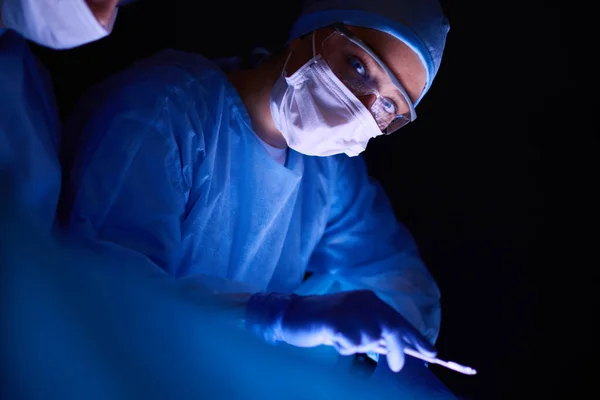 Lékaři Tým Chirurgii Tmavém Pozadí — Stock fotografie