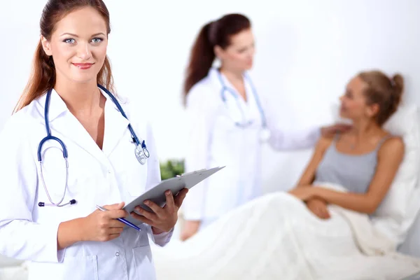 Leende Kvinnlig Läkare Med Mapp Enhetlig Ställning Stockbild