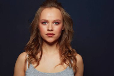 Bronz tenli güzel kadınlar. Temiz cilt - siyah üzerine izole.