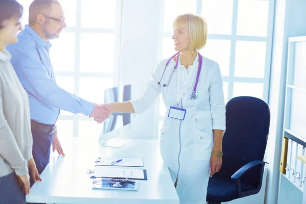 Female Doctor Handshaking Patients Hand Smiling — Stock Photo, Image
