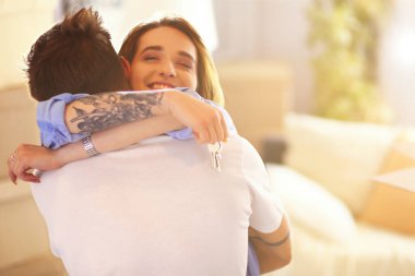 Yeni evimizde mutlu bir çiftin portresi .