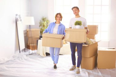 Bir kız ve bir adam, elleri hareket ettirmek ve kutunun içine bakmak için kutuları tutuyorlar. .