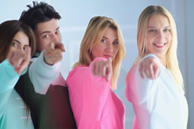 Birlikte duran mutlu genç arkadaşların portresi. .