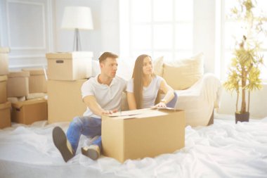 Mutlu genç çift açma yeni evlerinde kutuları.