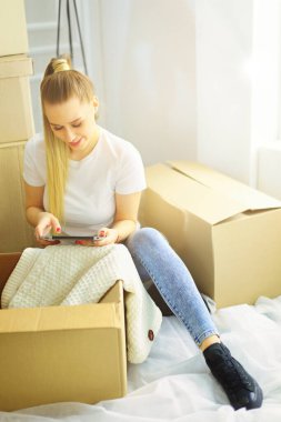 Güzel bekar bir kadın kutuları açıyor ve yeni bir eve taşınıyor..