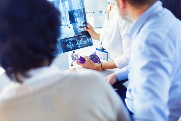 Ιατρός Εξετάζοντας Μια Εικόνα Ακτινογραφία Στο Γραφείο — Φωτογραφία Αρχείου