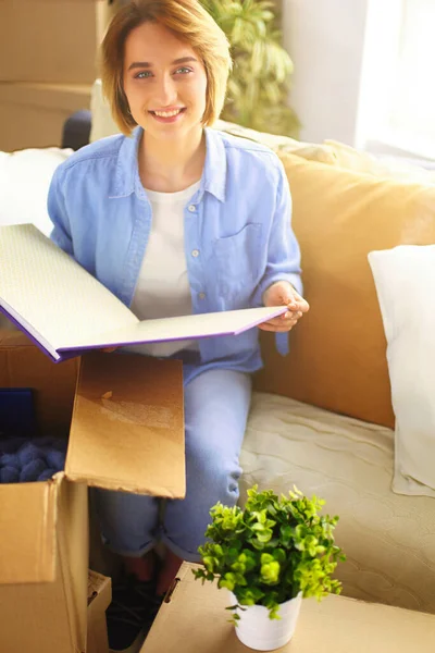 Young Woman Moving Out Packing Cardboard Box — Stock Photo, Image