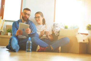 Mutlu çift katta oturan ev taşırken dekorasyon planlama.