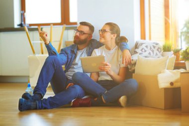 Mutlu çift katta oturan ev taşırken dekorasyon planlama.