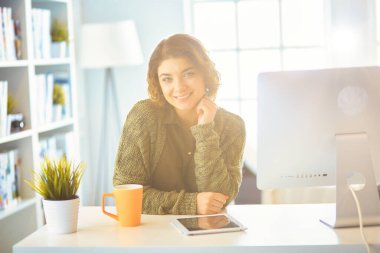 Öğrenci evdeki bir masada dizüstü bilgisayarla çalışıyor ve öğreniyor..