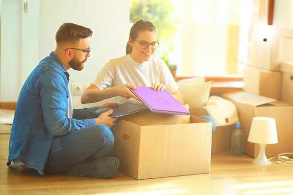 Happy Couple Looking Photo Album While Unpacking Stuff Relocation New — Stock Photo, Image