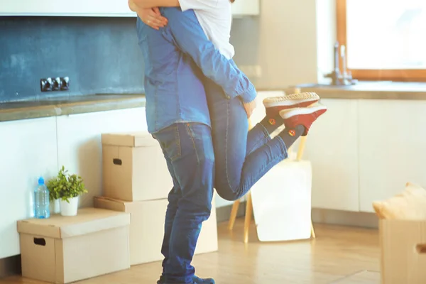 Szczęśliwa Para Przytulająca Się Nowym Domu — Zdjęcie stockowe