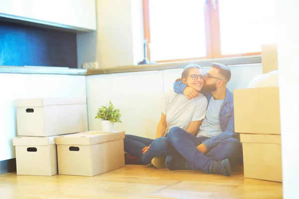 Lyckliga Unga Paret Sitter Golvet Nya Hus Omgivet Lådor — Stockfoto