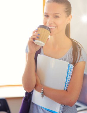 Egzersiz kitap tutan genç öğrenci kadın portresi. Öğrenci kadın.