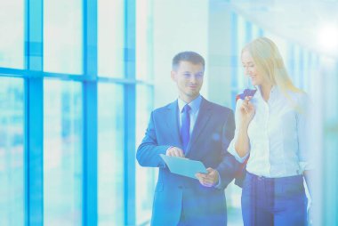 Grup iş adamları toplantı sırasında dizüstü bilgisayar ile sunum yapıyor. Grup iş adamları.