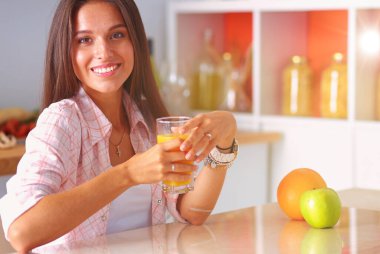 Mutfakta masada oturan genç bir kadın. Genç kadın..