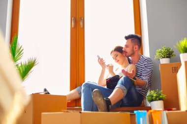 Evde pencere kenarında oturan hareketli çift. Çift