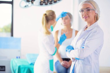 Tıbbi ekipman: Beyaz arka planda mavi steteskop ve tablet. Tıbbi ekipman.