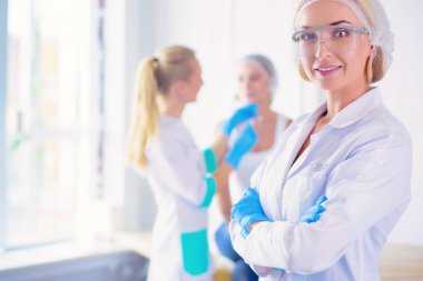 Güzel kadın elinde şırıngayla doktorun yanında duruyor.