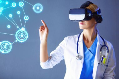 Sanal gerçeklik gözlüğü takan kadın doktor beyaz arka planda izole edilmiş..