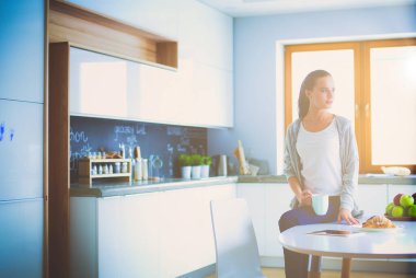 mutlu kadın evde Mutfakta çay içme