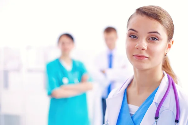 Tıp Grubunun Önünde Çekici Bir Kadın Doktor Çekici Kadın Doktor — Stok fotoğraf