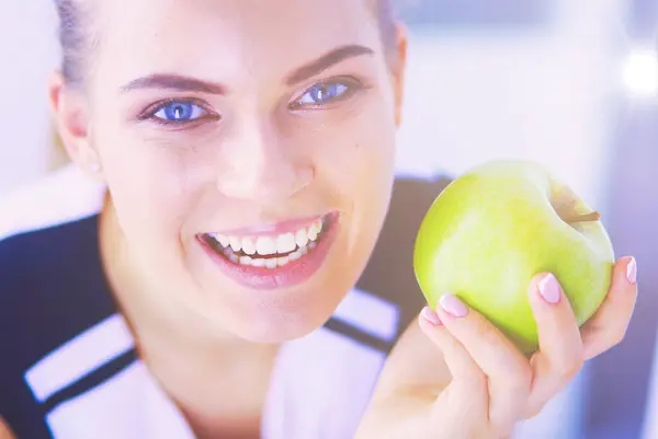 Primer Plano Retrato Mujer Sonriente Saludable Con Manzana Verde —  Fotos de Stock