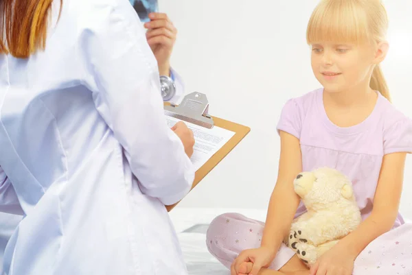 Kvinnlig Läkare Undersöker Barn Med Stetoskop Vid Operation — Stockfoto