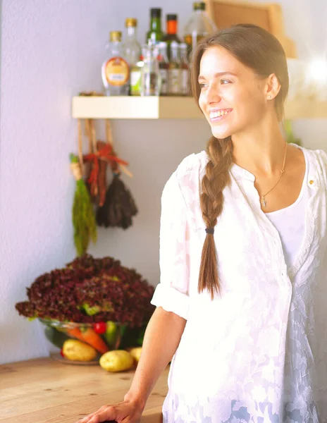Молодая Женщина Стоящая Возле Стола Кухне Молодая Женщина — стоковое фото