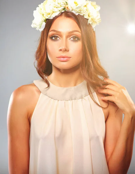 Retrato Mujer Joven Atractiva Con Corona Flores Blancas Cabeza Mirando — Foto de Stock
