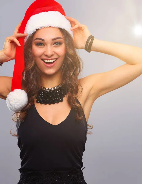 Attraktive Lächelnde Frau Mit Weihnachtsmannmütze Isoliert Über Einem Grauen — Stockfoto