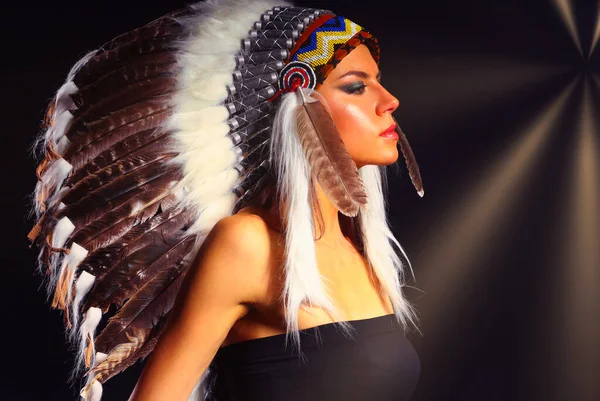 Beautiful Woman Native American Costume Feathers Isolated — Stock Photo, Image