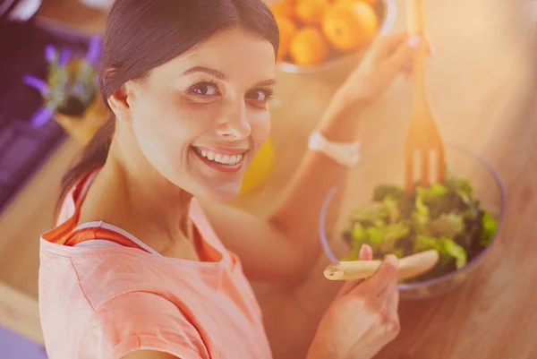 Mujer Joven Sonriente Mezclando Ensalada Fresca Cocina — Foto de Stock