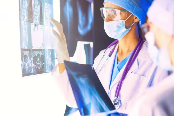 Två Kvinnliga Läkare Som Tittar Röntgenbilder Sjukhus — Stockfoto