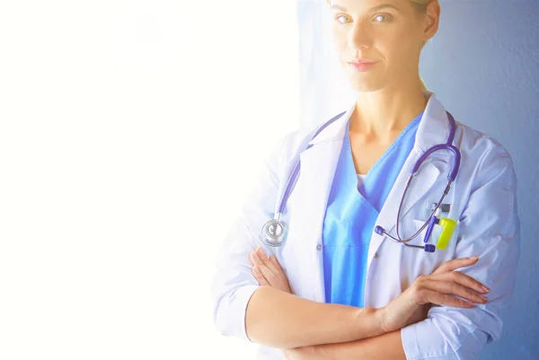 Retrato Una Joven Doctora Con Una Bata Blanca Pie Hospital — Foto de Stock