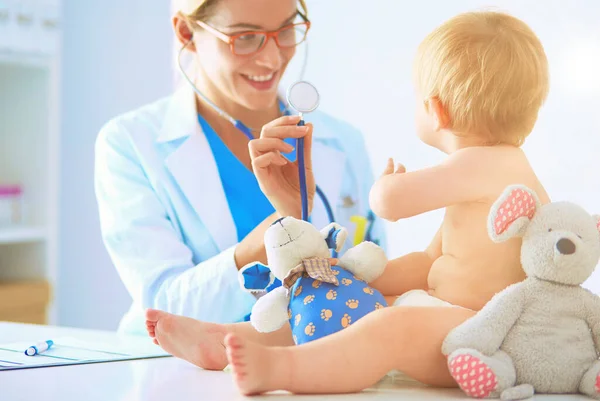 Ženský Doktor Poslouchá Dítě Stetoskopem Klinice — Stock fotografie