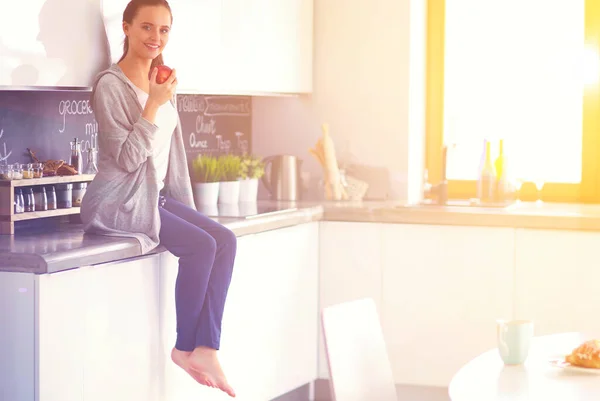 Mulher Usando Telefone Celular Sentado Cozinha Moderna — Fotografia de Stock