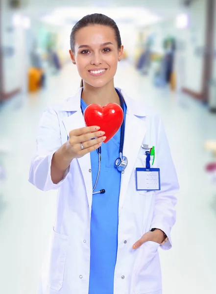Positive Ärztin Die Mit Stethoskop Und Rotem Herzsymbol Isoliert Steht — Stockfoto