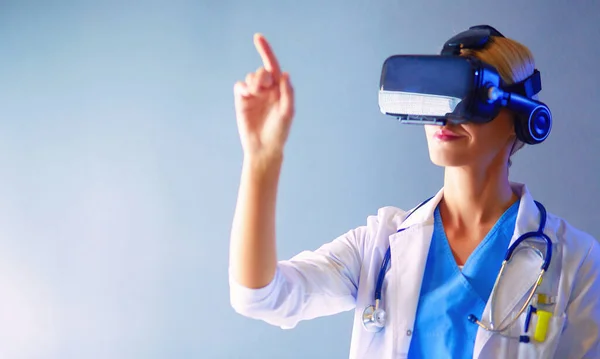 Médecin Féminin Portant Des Lunettes Réalité Virtuelle Isolées Sur Fond — Photo