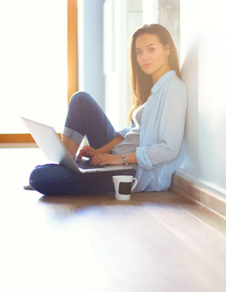 Ung Vacker Kvinna Hemma Sitter Golvet Med Laptop Ung Vacker — Stockfoto