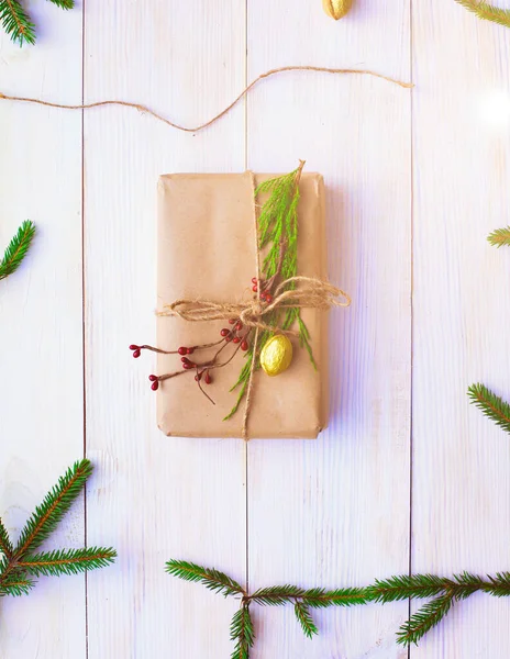Weihnachtsgeschenkschachteln Und Tannenzweig Auf Holztisch Flach Gelegt — Stockfoto