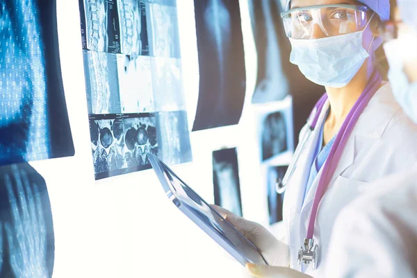 Дві Жінки Медики Які Дивляться Рентгенівські Промені Лікарні — стокове фото