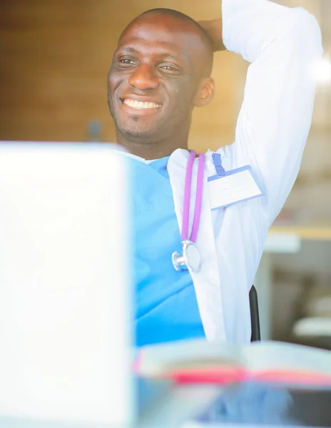 Mladý Africký Doktor Pracující Notebooku Stolu Doktore Pracoviště — Stock fotografie