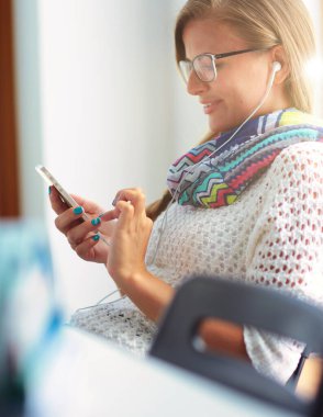 Kadın Üniversitesi'nde cep telefonu kullanımı. Öğrenci. Üniversitesi.