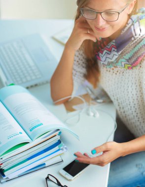 Kadın Üniversitesi'nde cep telefonu kullanımı. Öğrenci. Üniversitesi.