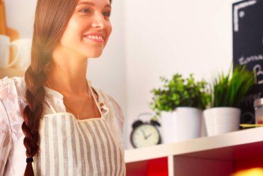 Mutfakta masada oturan genç bir kadın. Genç kadın..