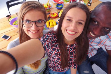 Öğle yemeği sırasında selfie çeken bir grup insan. Kendim. Arkadaşız. Arkadaşlar yemek yerken fotoğraflanır..
