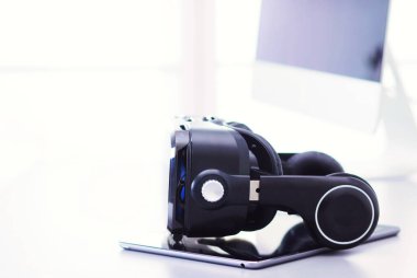 Bilgisayarlı sanal gerçeklik gözlükleri. İş. 3D teknoloji.