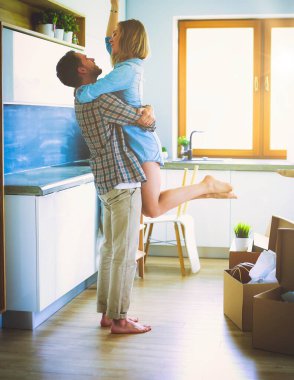 Genç çift yeni ev taşıma portresi. Genç Çift.